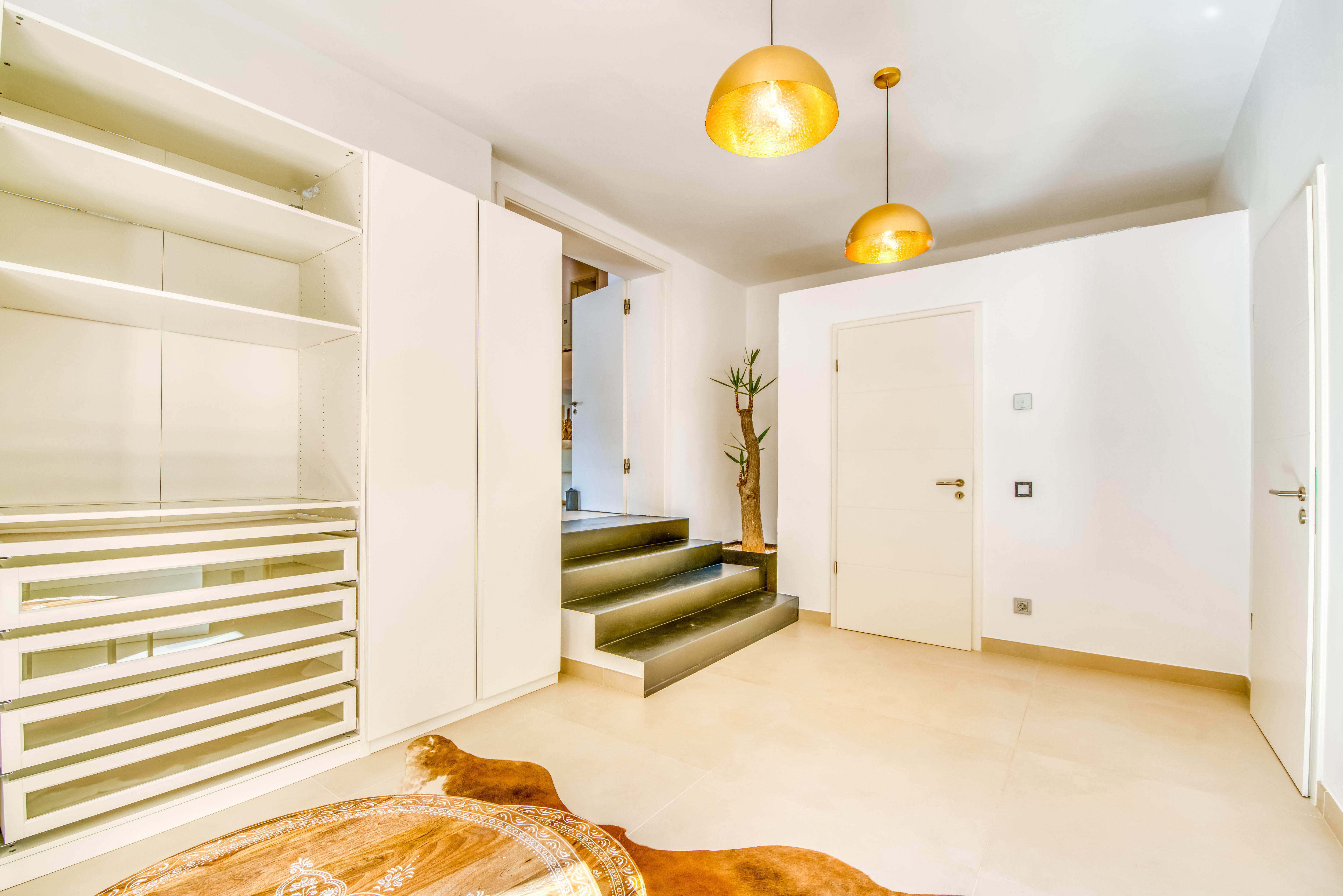 Ankleidezimmer zum Schlafzimmer 1 Blick zum Bad 1