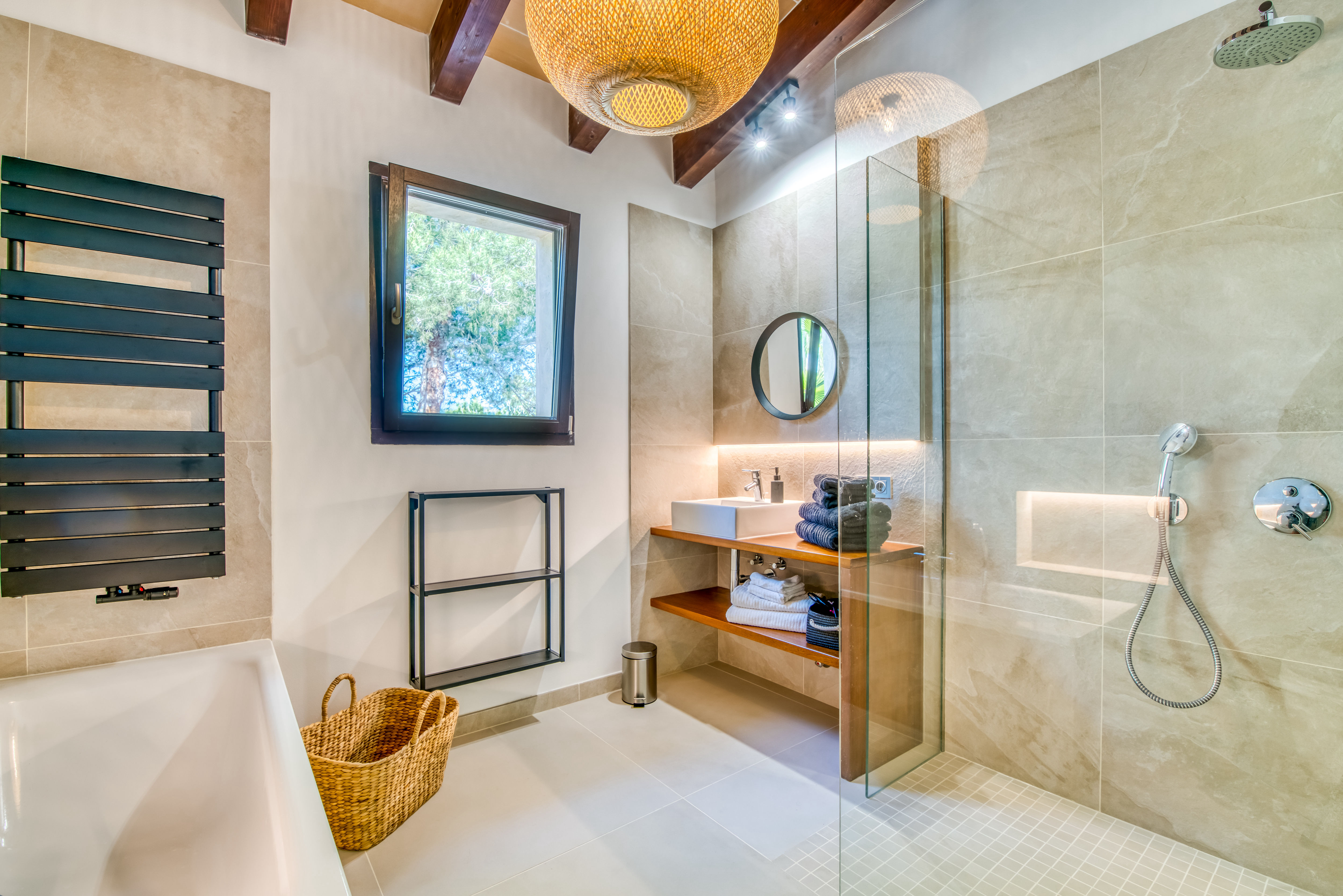 Bad 4 Obergeschoss mit Dusche, WC und Badewanne (Bad 4)