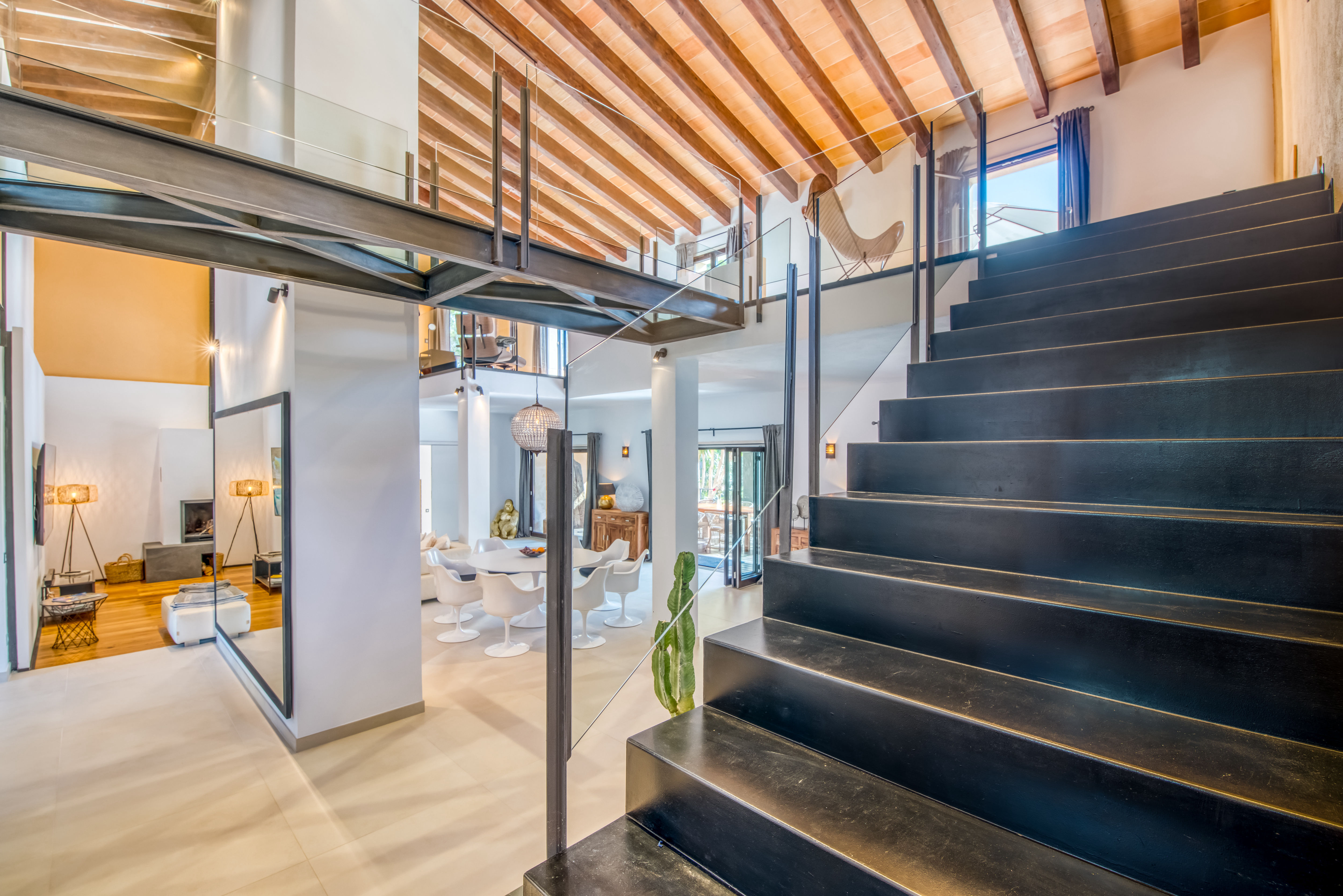 Blick von der Treppe in den Wohnraum